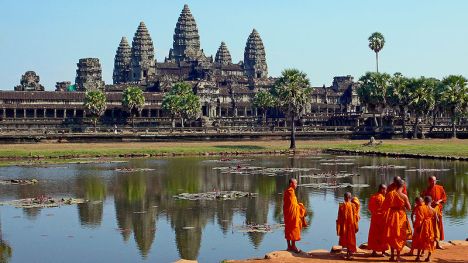 800px-Buddhist_monks_in_front_of_the_Angkor_Wat[1]